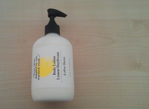 Zitronige Bodylotion von & Other Stories